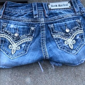 Rock revival shorts destructed size 25